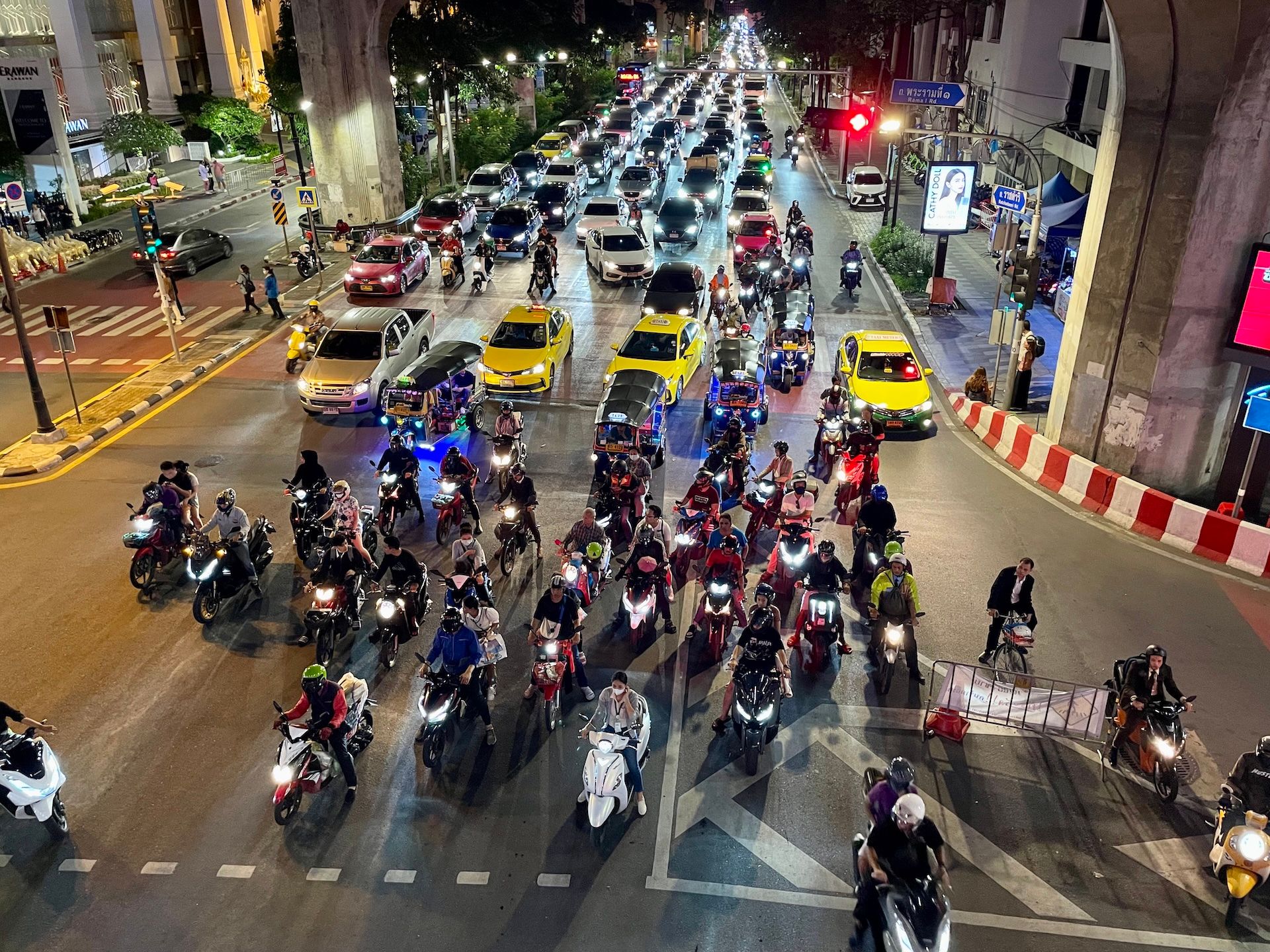 曼谷恐怖的摩托大军